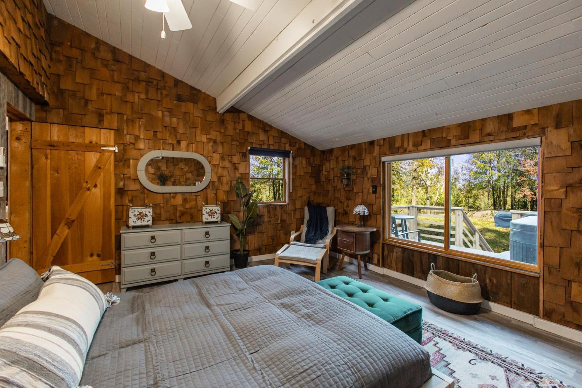 Riverside Log Cabin W Hot Tub Fire Pit Huge Deck Rileyville Exterior foto